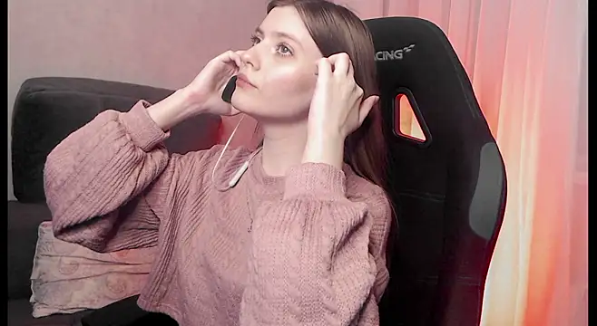 cute elfy  online show from December 20, 2025, 2:35 pm