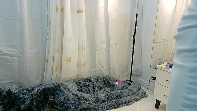 BeccaReedd online show from December 15, 2025, 3:00 am