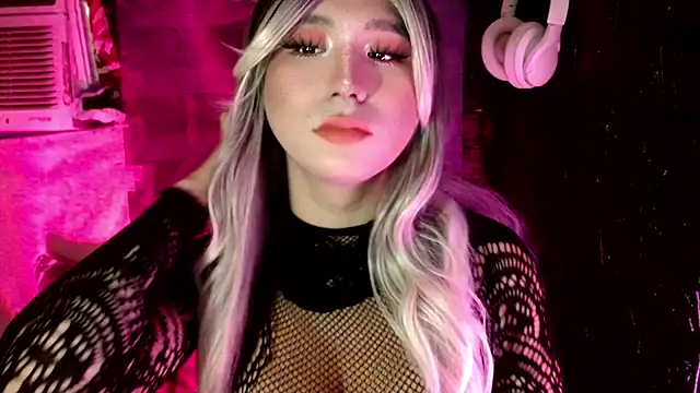 Snapshot of UrhotlucyTS chatting on December 3, 2025, 6:54 am UrhotlucyTS online show from December 3, 2025, 6:54 am