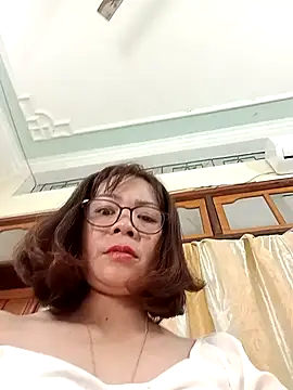 Snapshot of Mizzu-mi chatting on October 19, 2025, 8:09 pm Mizzu-mi online show from October 19, 2025, 8:09 pm