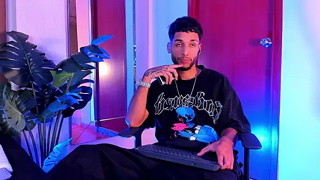 Thiagoferreti online show from April 7, 2026, 2:01 am