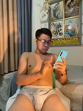 xshyboyx online show from September 12, 2025, 3:34 pm