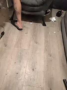 Snapshot of Cnutt310 chatting on December 16, 2025, 5:56 am Cnutt310 online show from December 16, 2025, 5:56 am