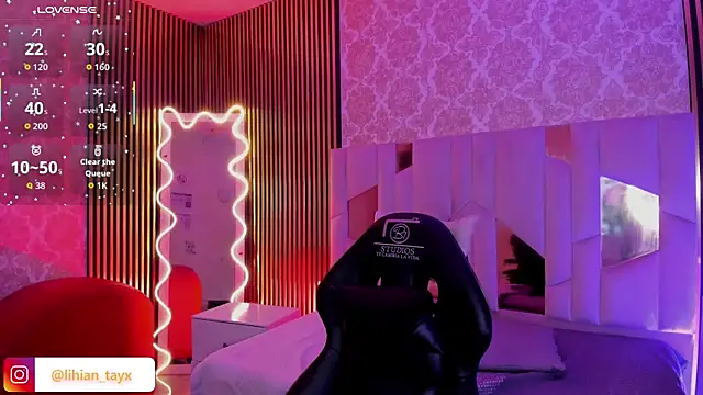 LIHIAN TAY online show from November 5, 2025, 3:28 am