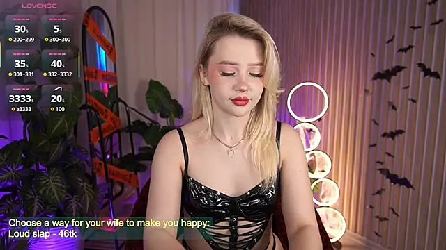 LauraWifeness online show from October 28, 2025, 6:39 am