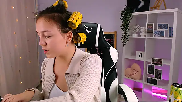 CindySparkl online show from September 17, 2025, 4:47 am