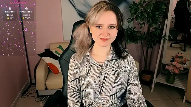 Snapshot of girl_next_doorr chatting on June 21, 2026, 1:13 pm girl next doorr online show from June 21, 2026, 1:13 pm