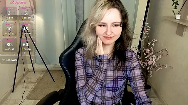 Snapshot of girl_next_doorr chatting on June 28, 2026, 1:17 pm girl next doorr online show from June 28, 2026, 1:17 pm