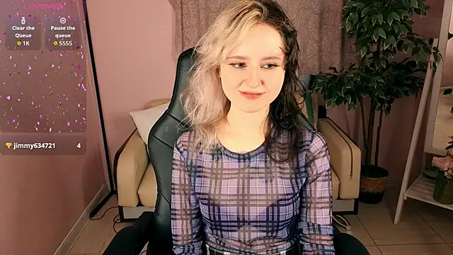 Snapshot of girl_next_doorr chatting on July 4, 2026, 12:55 pm girl next doorr online show from July 4, 2026, 12:55 pm