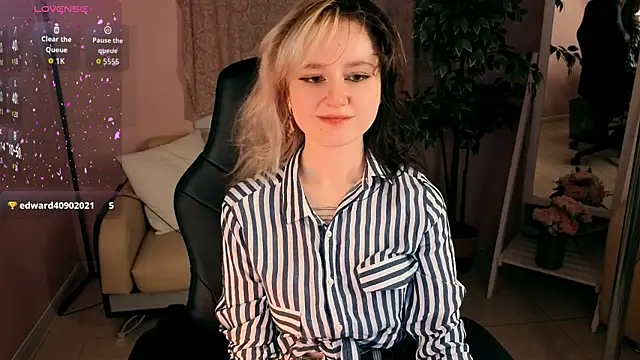 Snapshot of girl_next_doorr chatting on July 10, 2026, 1:25 pm girl next doorr online show from July 10, 2026, 1:25 pm