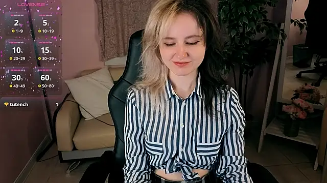 Snapshot of girl_next_doorr chatting on July 18, 2026, 1:15 pm girl next doorr online show from July 18, 2026, 1:15 pm