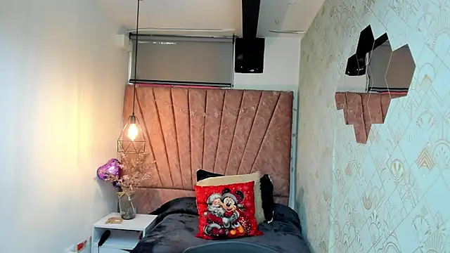 Lia Blake  online show from December 20, 2025, 12:23 pm