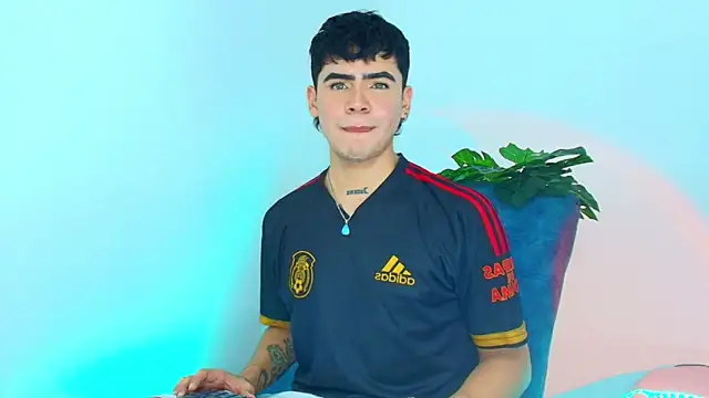 CamiiGuzmanX online show from November 5, 2025, 7:36 pm