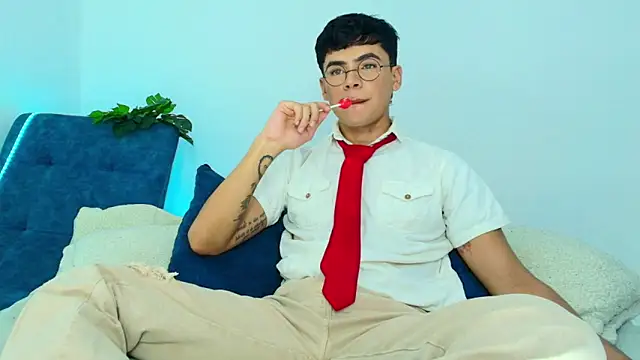 CamiiGuzmanX online show from November 22, 2025, 5:23 pm