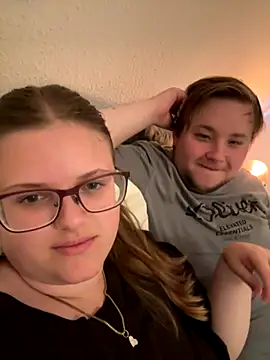 Snapshot of CurvyPaar2 chatting on September 19, 2025, 4:07 pm CurvyPaar2 online show from September 19, 2025, 4:07 pm