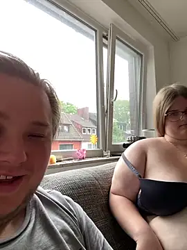 Snapshot of CurvyPaar2 chatting on May 11, 2026, 4:04 pm CurvyPaar2 online show from May 11, 2026, 4:04 pm