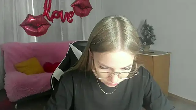 HitGyrl online show from March 3, 2026, 1:12 am