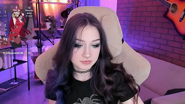 LiliLuna online show from November 12, 2025, 1:44 pm