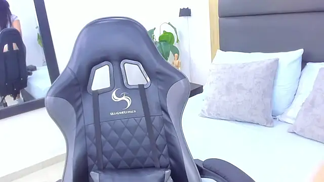 anagil  online show from December 1, 2025, 7:19 pm