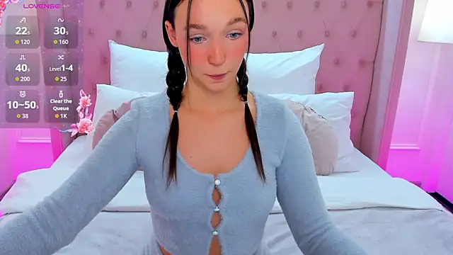 LuisaVee online show from December 5, 2025, 8:38 pm