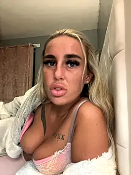 Snapshot of EllieMaeBaby chatting on September 20, 2025, 8:43 pm EllieMaeBaby online show from September 20, 2025, 8:43 pm