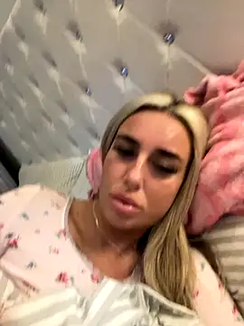 Snapshot of EllieMaeBaby chatting on December 4, 2025, 12:25 pm EllieMaeBaby online show from December 4, 2025, 12:25 pm