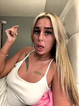 Snapshot of EllieMaeBaby chatting on December 14, 2025, 9:41 pm EllieMaeBaby online show from December 14, 2025, 9:41 pm