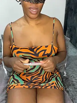 Snapshot of wellbuiltDiosa chatting on October 2, 2025, 9:11 pm wellbuiltDiosa online show from October 2, 2025, 9:11 pm