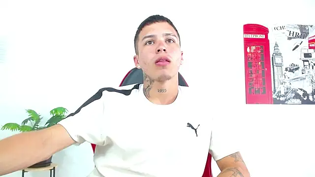 Cumandres18 online show from March 23, 2026, 2:43 pm