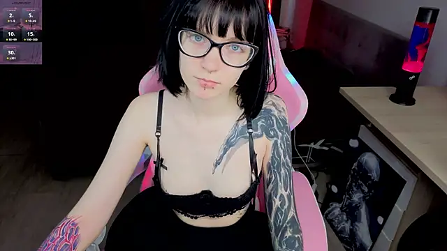 Snapshot of HazelTompson chatting on April 10, 2026, 12:21 pm HazelTompson online show from April 10, 2026, 12:21 pm