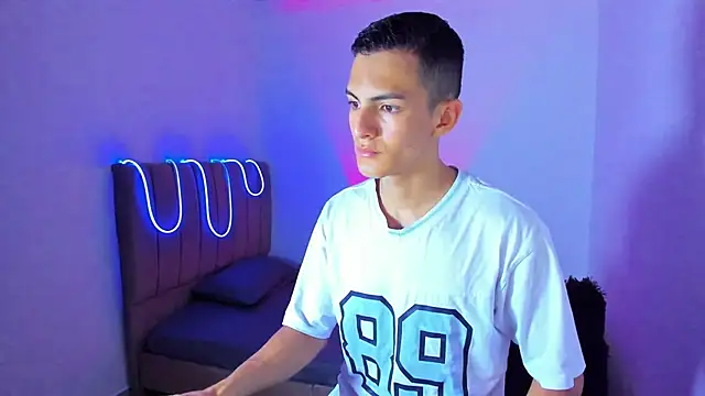 Snapshot of Matiius18 chatting on June 26, 2026, 3:05 pm Matiius18 online show from June 26, 2026, 3:05 pm