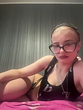 Snapshot of Larra69 chatting on June 10, 2026, 4:39 pm Larra69 online show from June 10, 2026, 4:39 pm