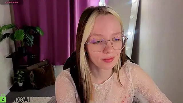 Snapshot of R0cket_bunny chatting on May 31, 2026, 1:03 am R0cket bunny online show from May 31, 2026, 1:03 am