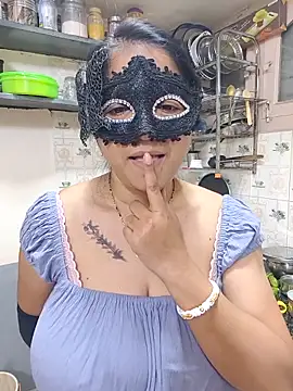 Snapshot of Queen_Nightt chatting on December 19, 2025, 3:35 am Queen Nightt online show from December 19, 2025, 3:35 am