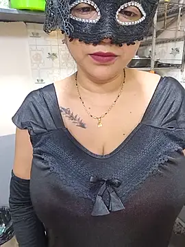Snapshot of Queen_Nightt chatting on April 6, 2026, 3:37 am Queen Nightt online show from April 6, 2026, 3:37 am
