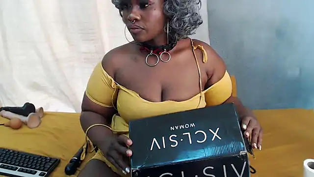Snapshot of curvydarckcohocolate chatting on May 1, 2026, 12:10 pm curvydarckcohocolate online show from May 1, 2026, 12:10 pm