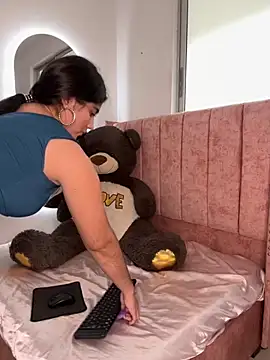 salomecute21 online show from November 1, 2025, 11:56 am