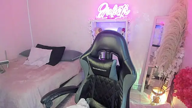 JuliethMoss online show from April 17, 2026, 9:07 pm