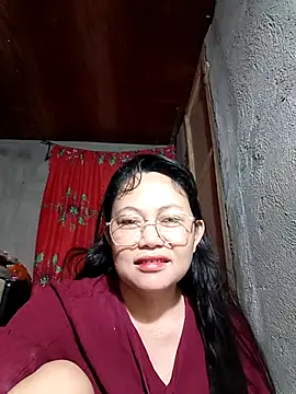 Snapshot of Everleigh_mom chatting on November 17, 2025, 7:52 pm Everleigh mom online show from November 17, 2025, 7:52 pm