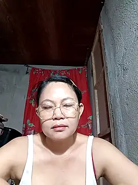 Snapshot of Everleigh_mom chatting on November 18, 2025, 8:02 pm Everleigh mom online show from November 18, 2025, 8:02 pm