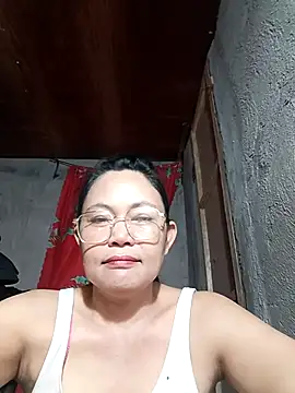 Snapshot of Everleigh_mom chatting on November 28, 2025, 11:02 am Everleigh mom online show from November 28, 2025, 11:02 am