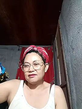 Snapshot of Everleigh_mom chatting on December 4, 2025, 2:32 am Everleigh mom online show from December 4, 2025, 2:32 am