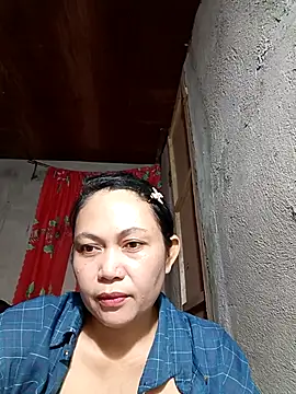 Snapshot of Everleigh_mom chatting on December 14, 2025, 2:17 am Everleigh mom online show from December 14, 2025, 2:17 am