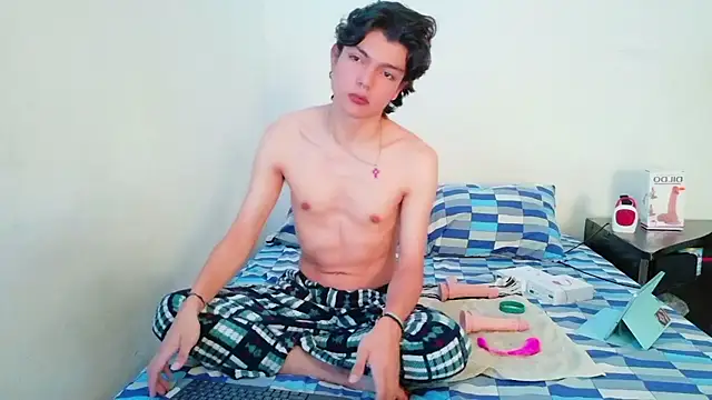 alandelrey57 online show from April 13, 2026, 12:54 pm