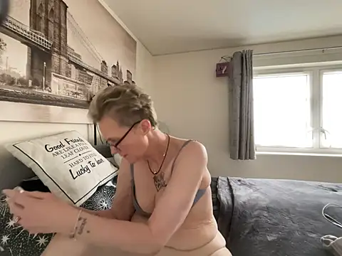 Curvy-Jinx online show from April 3, 2026, 8:23 am