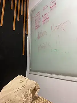 Snapshot of AliaMiller_ chatting on December 19, 2025, 1:18 pm AliaMiller online show from December 19, 2025, 1:18 pm