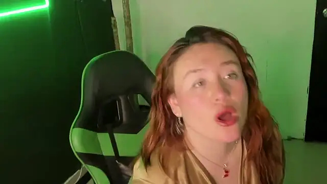 Snapshot of AliaMiller_ chatting on February 5, 2026, 11:42 pm AliaMiller online show from February 5, 2026, 11:42 pm