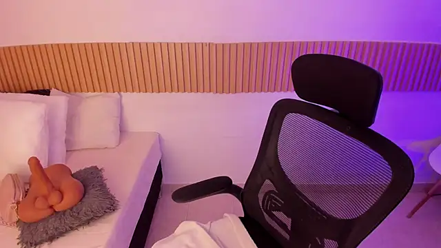 OliviaSweett online show from November 15, 2025, 12:30 am