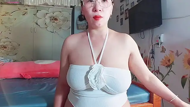 Snapshot of lyly_asian chatting on April 22, 2026, 5:14 pm lyly asian online show from April 22, 2026, 5:14 pm