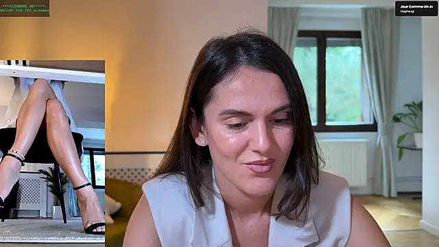 Snapshot of LegswAttitude chatting on October 6, 2025, 8:01 am LegswAttitude online show from October 6, 2025, 8:01 am